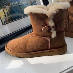 UGG Bailey Button Girl Shoe Chestnut US 4 & EU 34